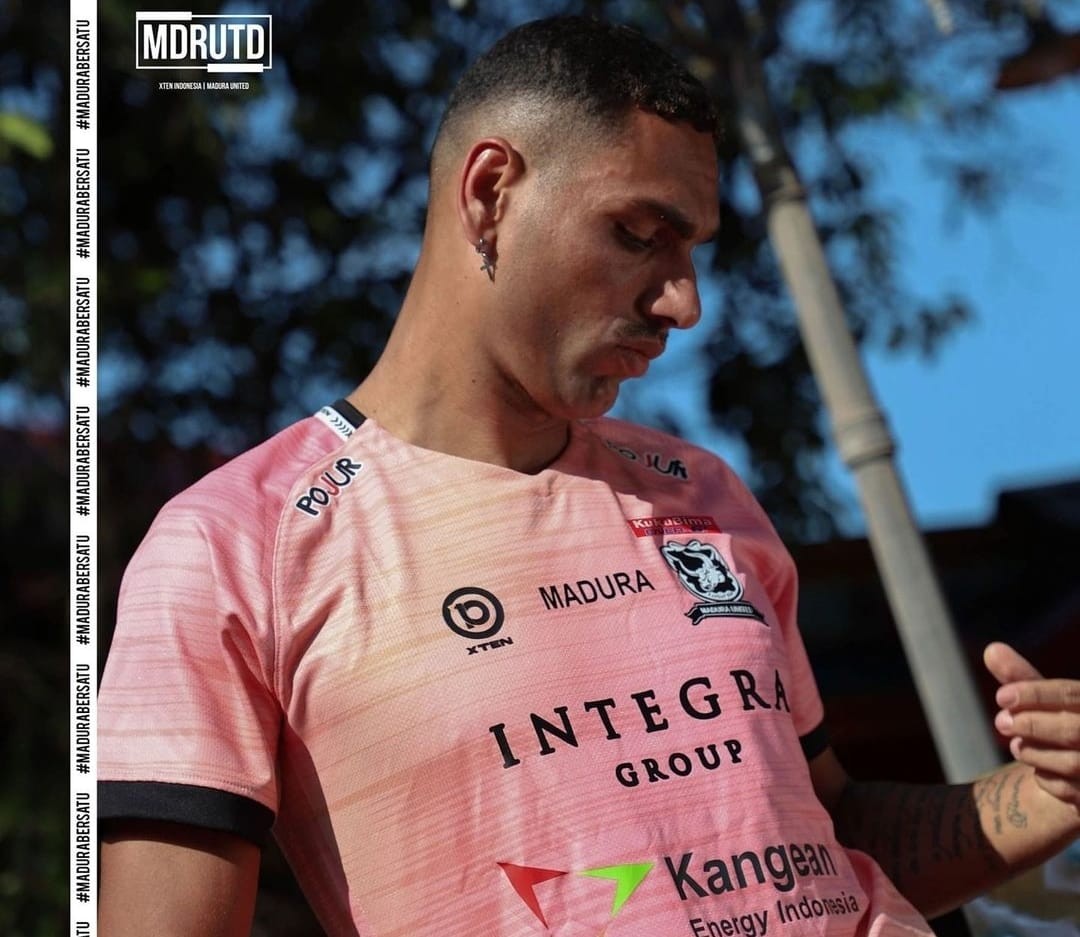 Jersey pink baru milik Madura United. (Foto: Madura United)