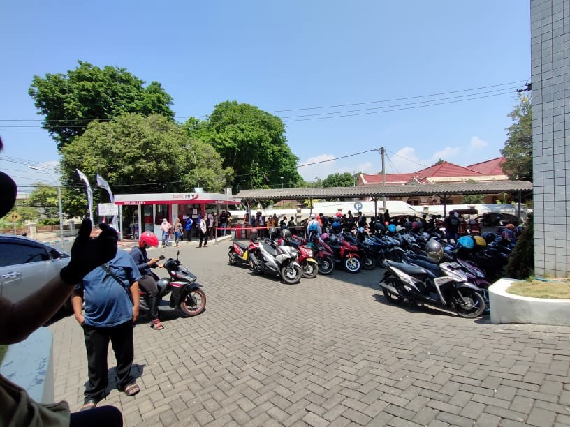 Antrean nasabah Bank Jatim Pasuruan yang resah karena saldo hilang dan saldo nol (Foto: Lailiyah Rahmawati/Ngopibareng.id)