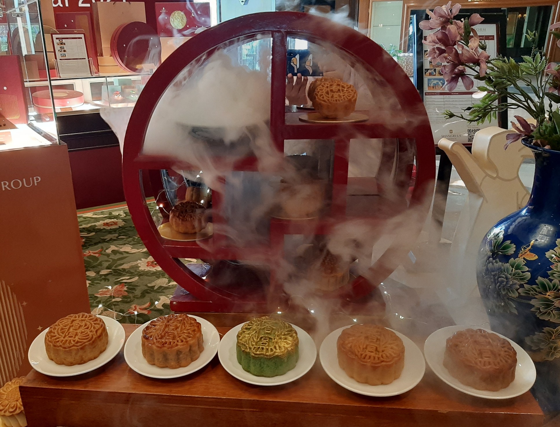 Moon cake dengan isian durian hingga matcha yang ditawarkan Shangri-La Hotel Surabaya. (Foto: Pita Sari/Ngopibareng.id)