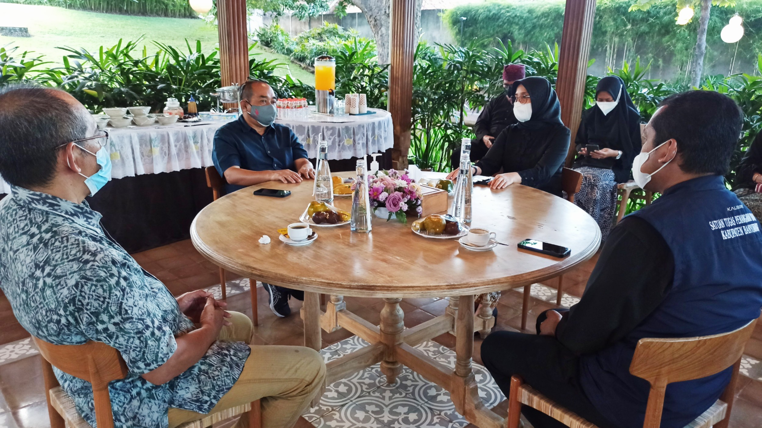 CEO Ngopibareng.id, Arif Afandi (dua dari kiri) berbincang dengan Bupati Banyuwangi Ipuk Fiestiandani di Pendopo Sabha Swagata Blambangan (foto:Muh Hujaini/Ngopibareng.id)