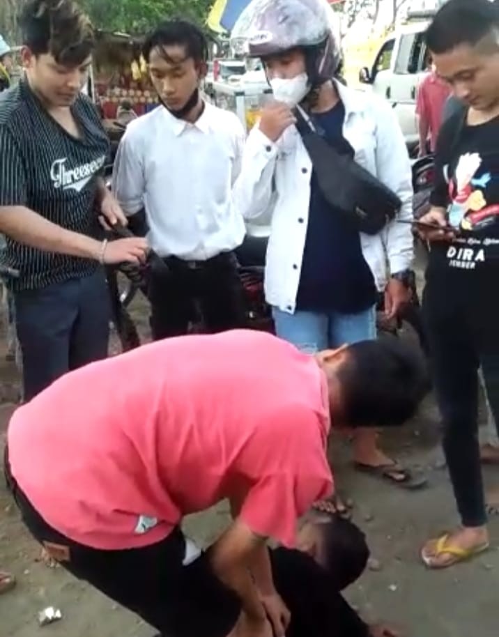 Tersangka saat ditangkap warga (Foto: Tangkap Layar Video)