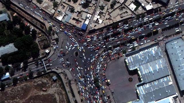 Kemacetan lalu lintas nampak di luar Bandara Internasional  Hamid Karzai di Kabul. Kendaraan ditinggalkan begitu saja, sebagian besar penghuninya sudah terbang ke luar negeri. (Satelit © 2021 Maxar Technologies/AFP/Al Jazeera)