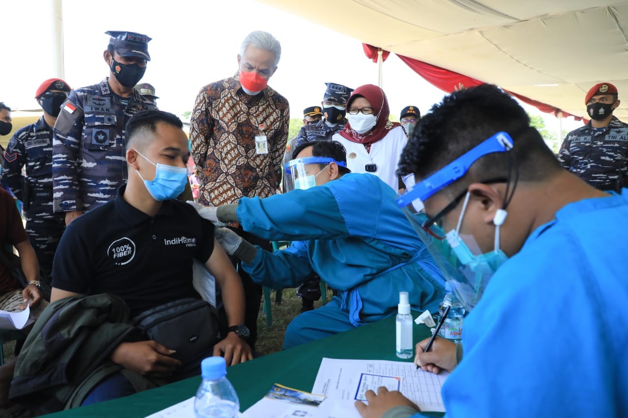 Ganjar meninjau serbuan vaksin dari Koarmada II di Kabupaten Tegal. (Foto: Dok Jateng)