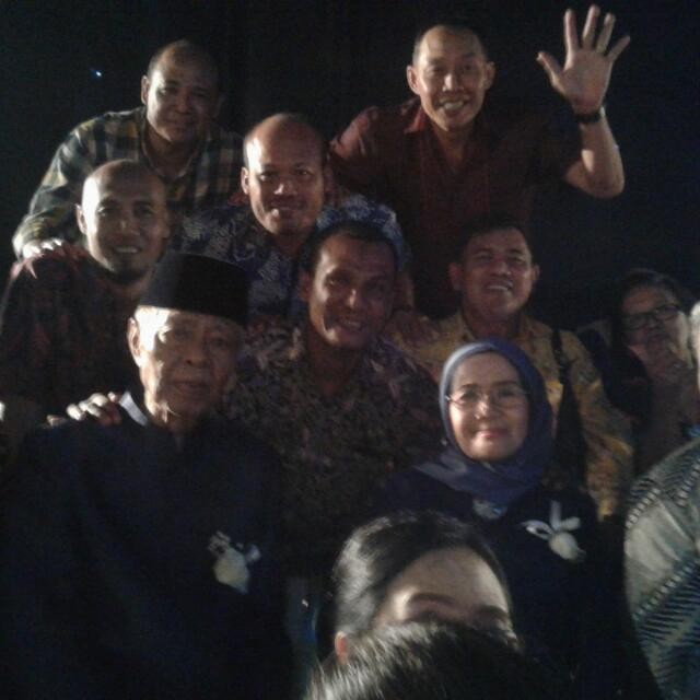 Mendiang H. Maschut bersama istri dan sejumlah mantan pemain Persik Kediri. (Foto: Istimewa)