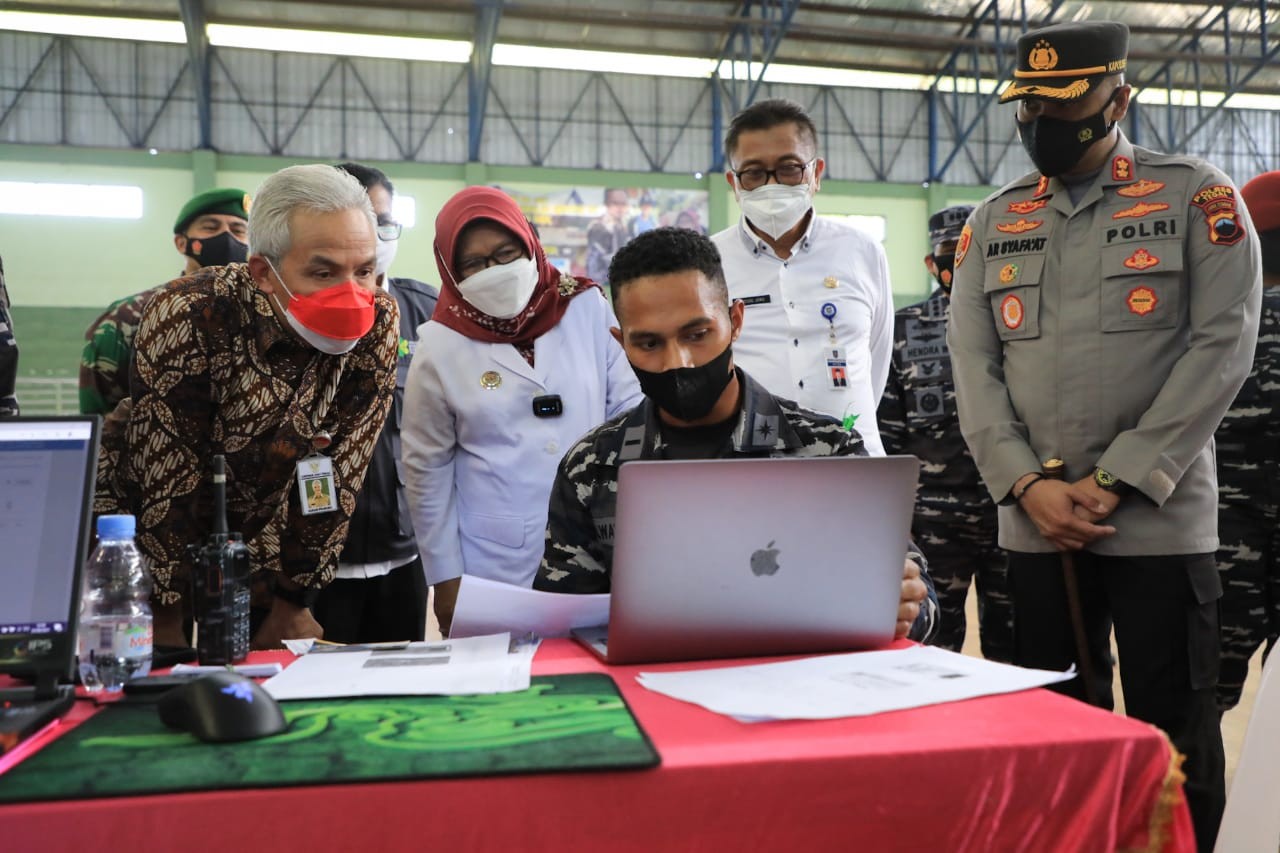 Ganjar Pranowo mengamati kerja Letda Alwyas Tiris saat erbuan Vaksinasi COVID-19 Koarmada II di GOR Trisanja, Slawi, Kabupaten Tegal 25 Agustus. (Foto: Istimewaa)