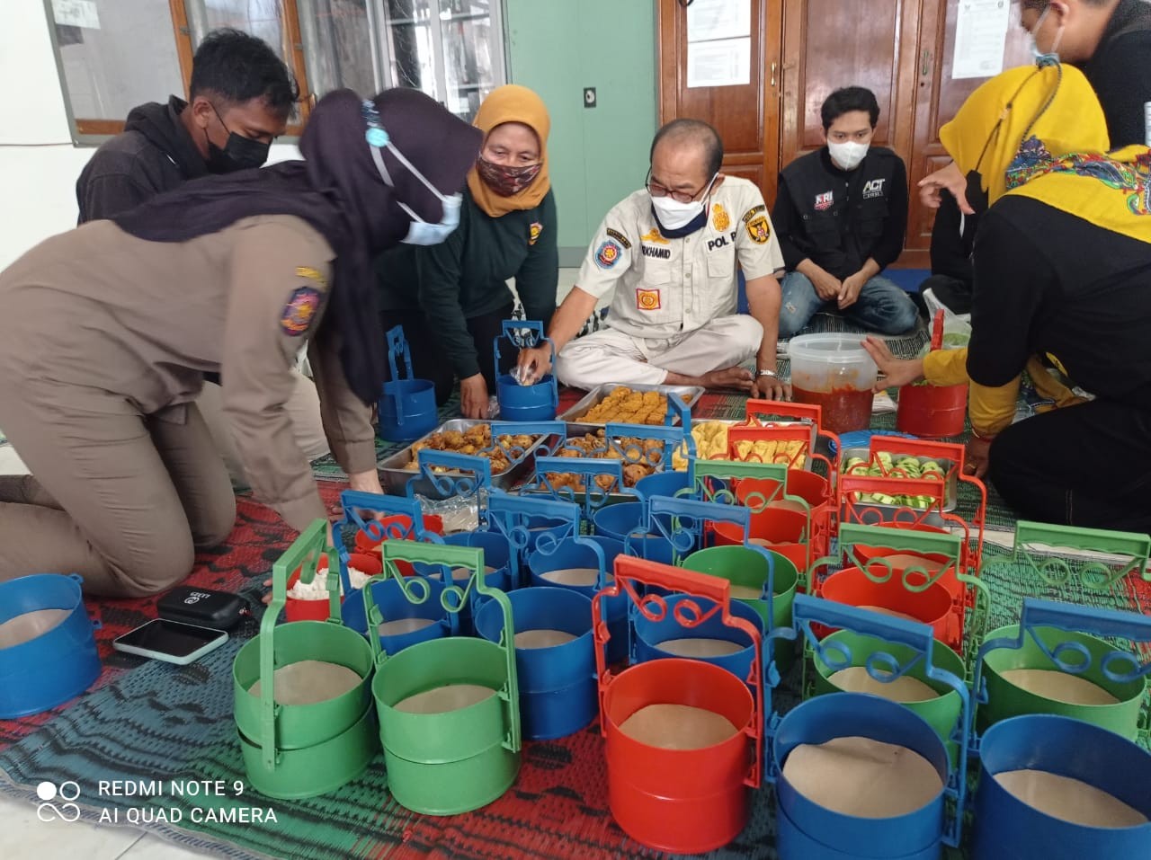 Seketaris Satpol PP Kota Kediri Nurkamid menjual motor antiknya untuk menyediakan makanan bagi pasien Covid-19 yang isoman, lewat dapur umumnya. (Foto: Fendy Plesmana/Ngopibareng.id)