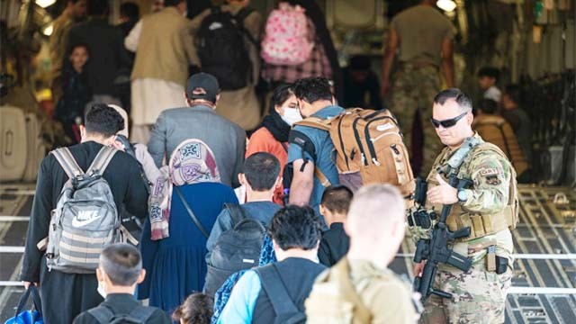    Personil Angkatan Udara AS memandu warga Afghanistan akan mengungsi naik ke pesawat C-17 Globemaster III, di Bandara Internasional Hamid Karzai di Kabul, hari Selasa kemarin. (Foto: Angkatan Udara AS/AP/Al Jazeera)