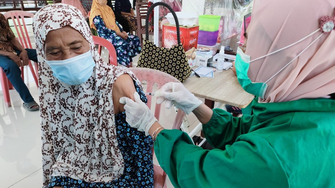 Seorang lansia di Banyuwangi mendapatkan suntikan vaksin Covid-19 beberapa waktu lalu (foto:istimewa)