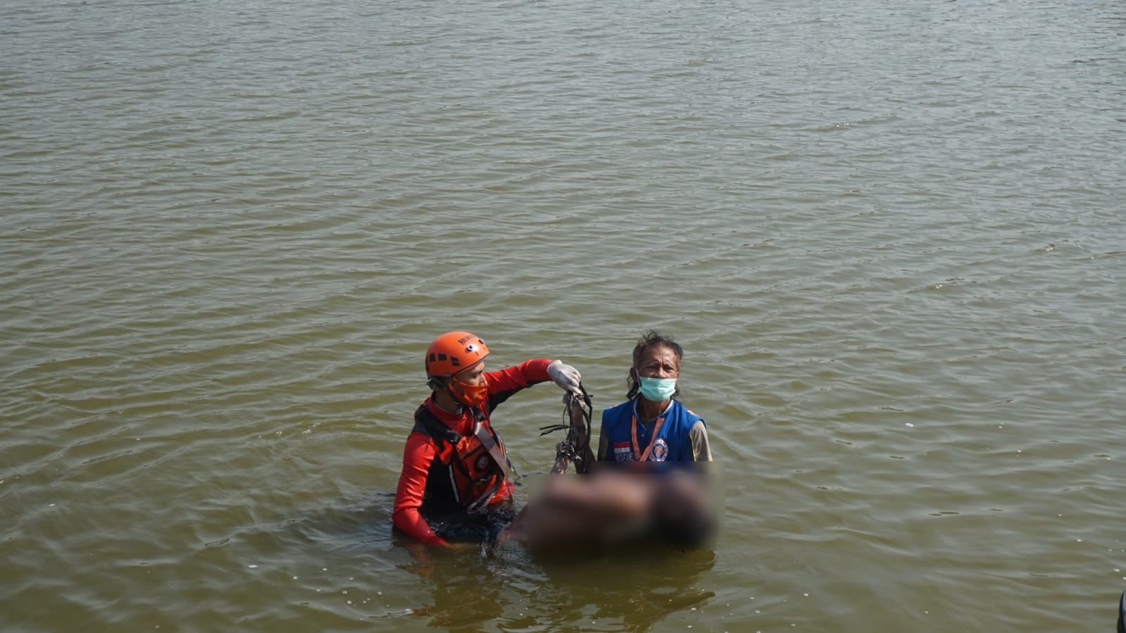 Evakuasi mayat yang ditemukan dengan tangan terikat di Long Storage, Mojokerto. (Foto: Deny Lukmantara/Ngopibareng.id)