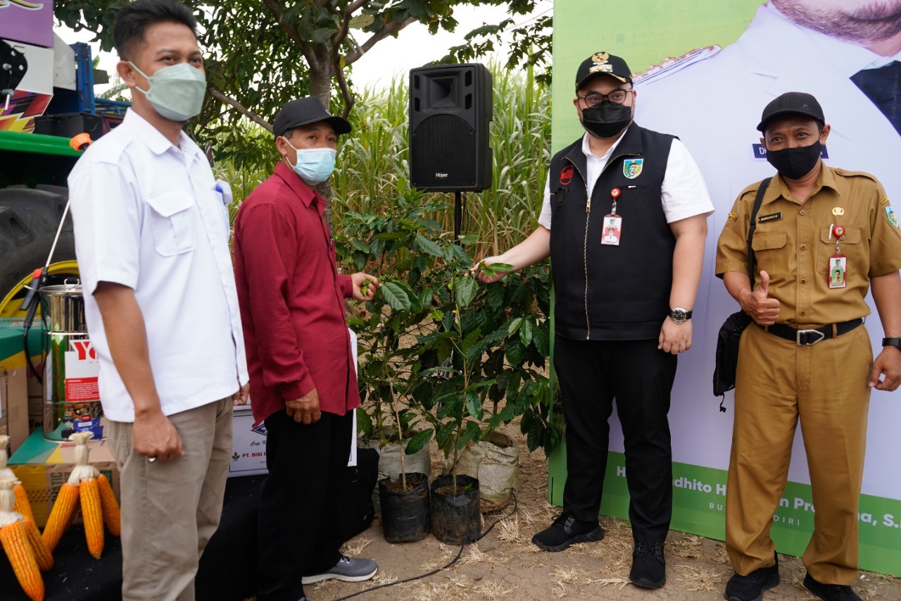 Bupati Kediri Hanindhito Himawan bertemu petani di Desa Cerme Kecamatan Grogol. (Foto: Istimewa)