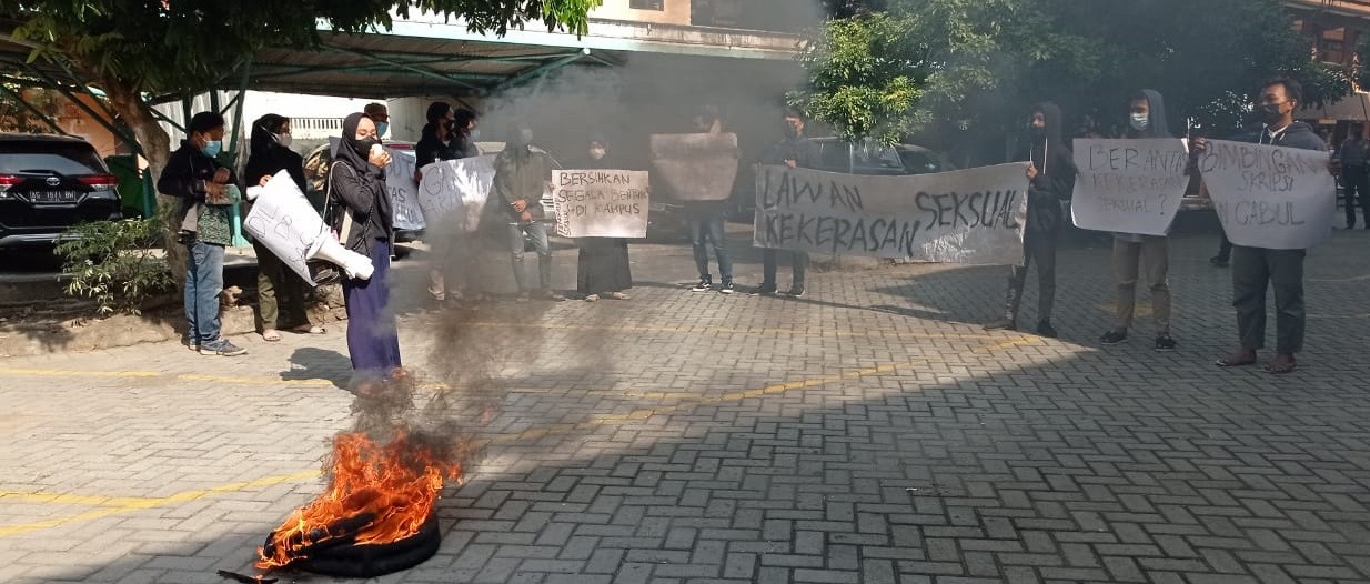 Aksi Mahasiswa IAIN Kediri yang mendesak kasus pencabulan lanjut ke proses hukum. Bukan hanya sanksi administrasi. (Foto: Fendhy Plesmana/Ngopibareng.id)