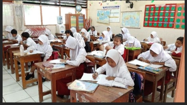 Suasana belajar tatap muka yang dirindukan para siswa, guru dan orang tua, tetap jaga protokol kesehatan ( foto: istimewa)