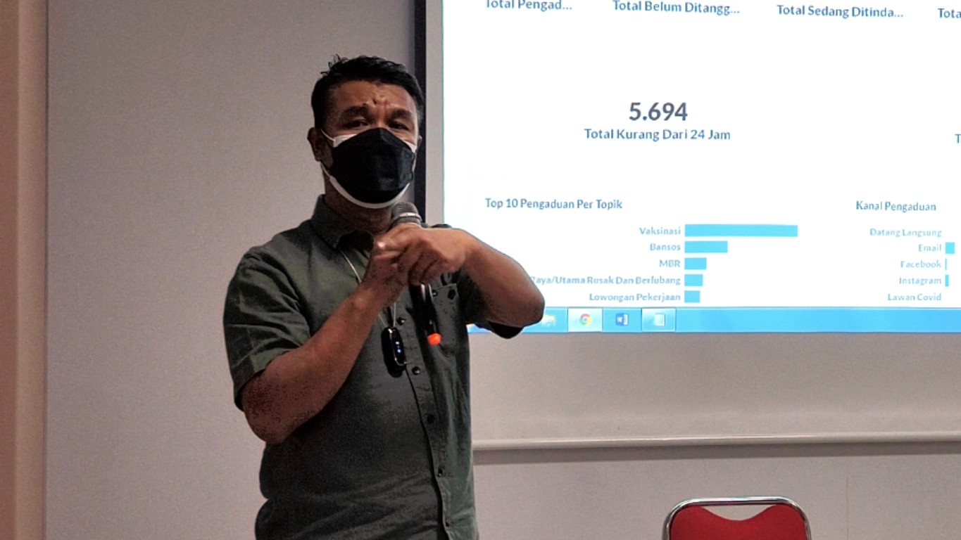 Kadiskominfo Surabaya, M Fikser saat memberikan keterangan kepada wartawan di Gedung Humas Pemkot Surabaya, Jumat 27 Agustus 2021. (Foto: Fariz Yarbo/Ngopibareng.id)