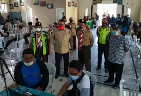 Wabup Bondowoso Irwan Bachtiar Rahmat didampingi Plt.Kepala SMAN 2 Jarimin meninjau vaksinasi pelajar.(Foto: Guido/Ngopibareng.id)