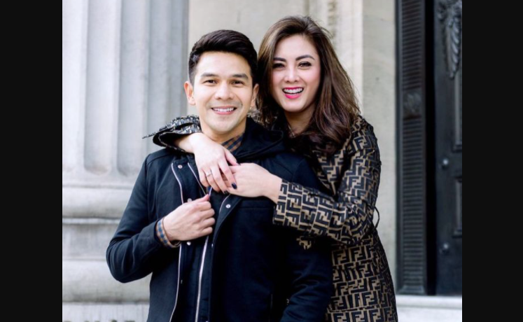 Aktor Jonathan Frizzy dan istrinya, Dhena Devanka. (Foto: Instagram)