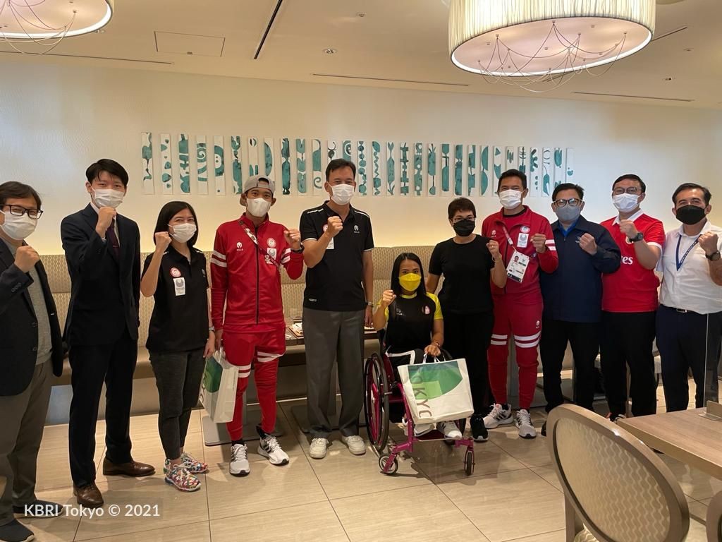 Wadubes RI untuk Jepang mengantar peraih medali perak atlet para-powerlifting Ni Nengah Widiasih & atlet para-cycling M. Fadli Imammuddin serta 2 pelatih kembali ke tanah air di Bandara Haneda Tokyo. (Foto: KBRI Tokyo)