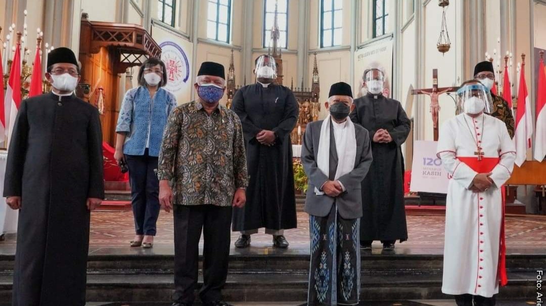 Wapres KH Ma'ruf Amin selesai meninjau terowongan yang menghubungkan halaman Masjid Istiqlal dan Gereja Katedral, berfoto bersama dengan Imam Besar Masjid Istiqlal Nazaruddin Umur dan Uskup Agung Jakarta Kardinal Suharyo (foto:Setwapres)