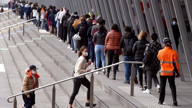 Warga Kota Mebourne, Australia,  antre untuk divaksin di pusat vaksinasi hari Jumat 27 Agustus lalu. (Foto:AFP/Al Jazeera)