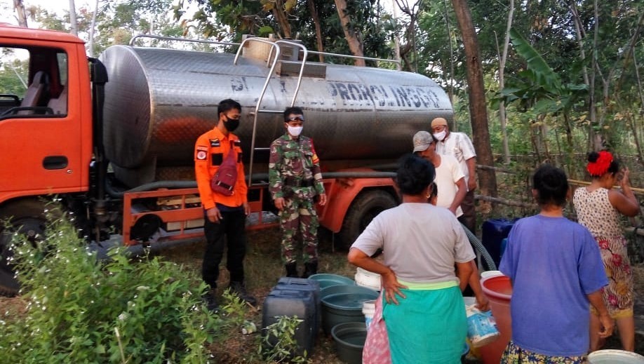 BPBD sedang mendistribusikan air bersih ke desa-desa yang dilanda kekeringan di Kabupaten Probolinggo. (Foto: Ikhsan Mahmudi/Ngopibareng.id)