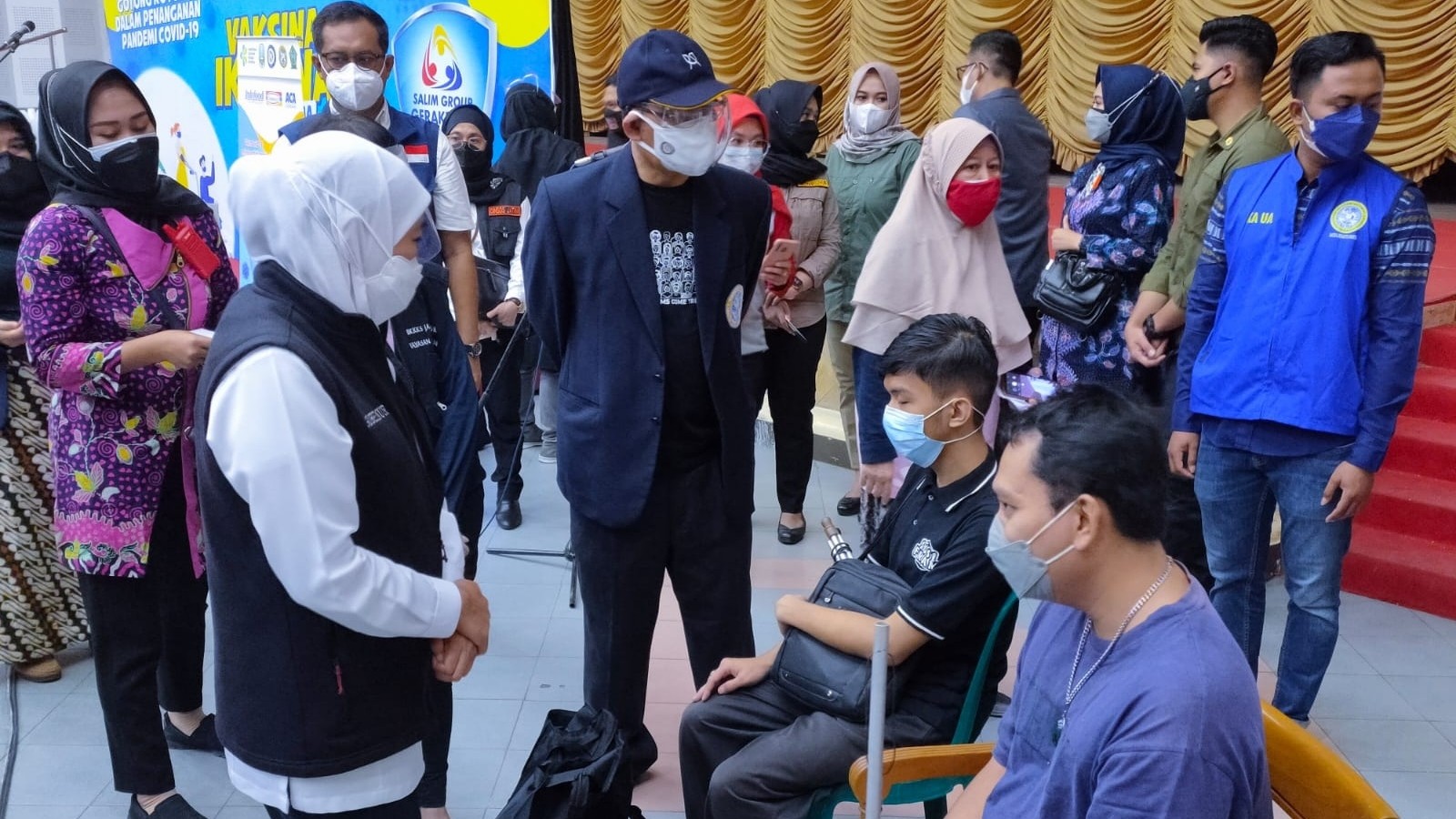 Gubernur Jatim, Khofifah Indar Parawansa saat berdiskusi dengan penyandang disabilitas yang mengantri vaksin di Gedung BK3S, Surabaya, Minggu 29 Agustus 2021. (Foto: Ist)