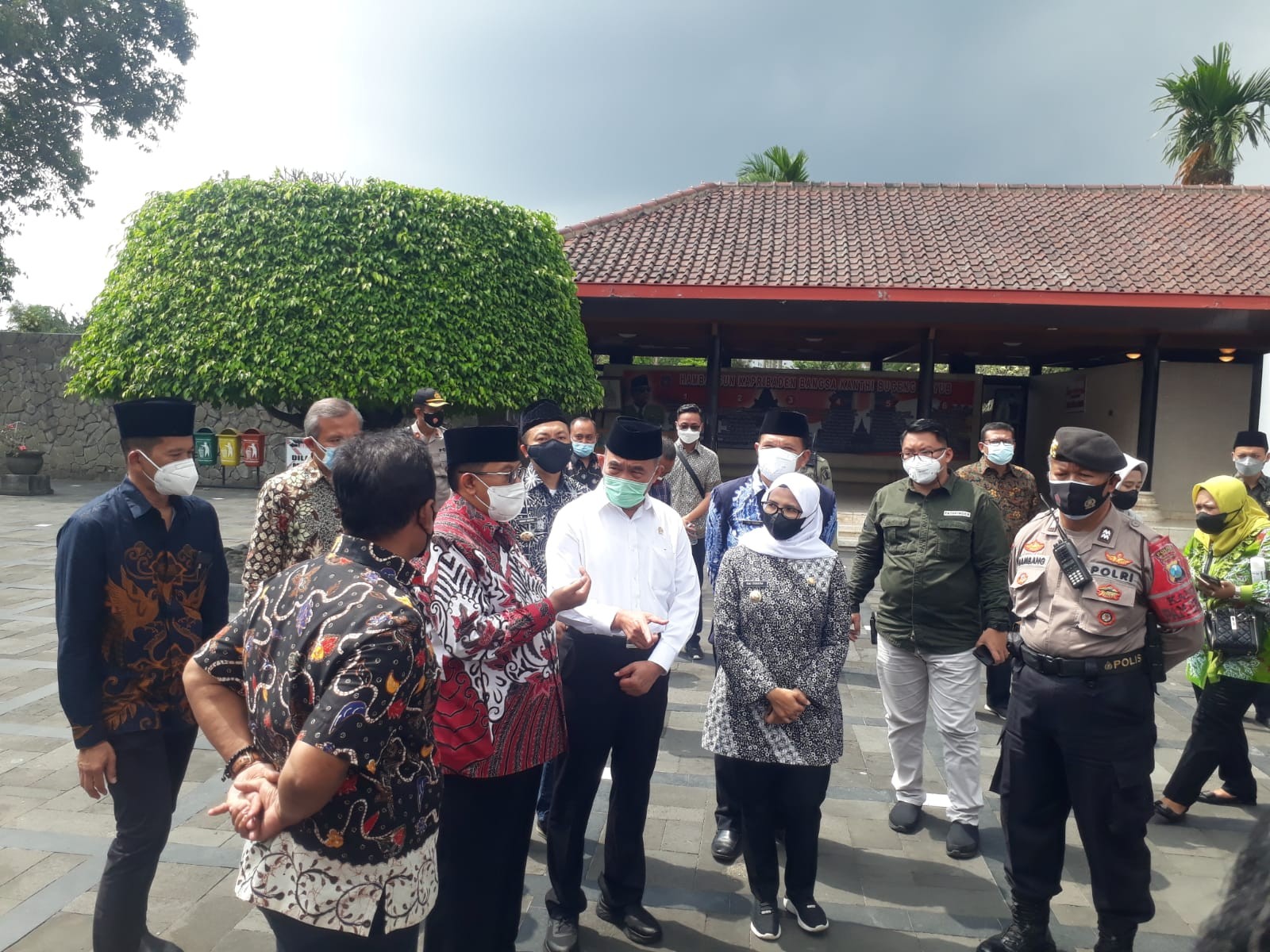 Menteri Koordinator Bidang Pembangunan Manusia dan Kebudayaan, Muhadjir Effendy usai ziarah ke makam Bung Karno di Blitar, Minggu 29 Agustus 2021. (Foto: Choirul Anam/Ngopibareng.id