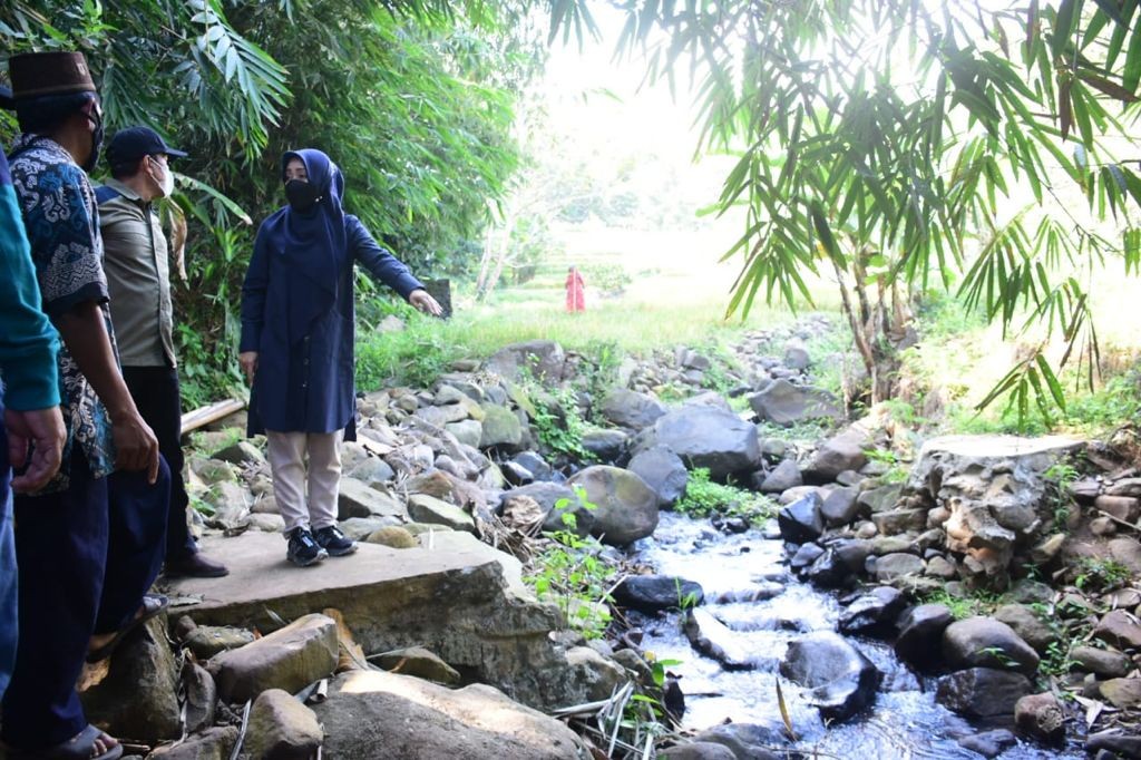 Bupati Mojokerto saat meninjau lokasi Air Terjun Kabejan.(Deni Lukmantara/Ngopibareng)