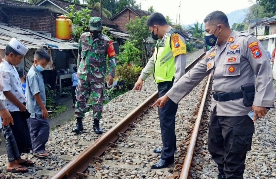 Polisi olah Tempat Kejadian Perkara (TKP) di lokasi kecelakaan (Foto: Istimewa)