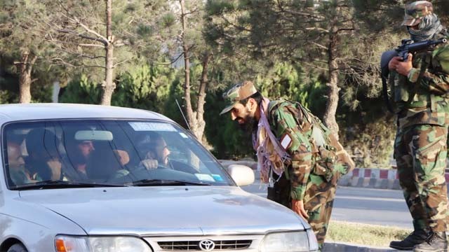 Tentara Taliban dengan seragam militer memeriksa penumpang kendaraan yang menuju Bandara Internasional Hamid Karzai di Kabul, Afghanistan, hari Sabtu kemarin. (Foto:EPA/Al Jazeera)