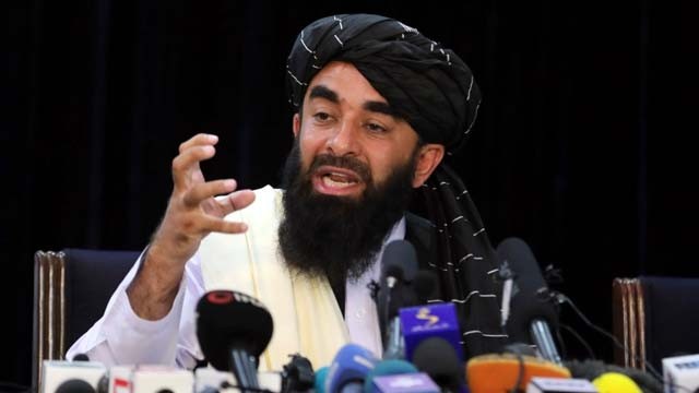 Juru bicara Taliban Zabihullah Mujahid, dalam konferensi pers hari Sabtu menyatakan Taliban siap mengambil alih Bandara Internasional Hamid Karzai Kabul. (Foto:AP Photo/Al Jazeera)