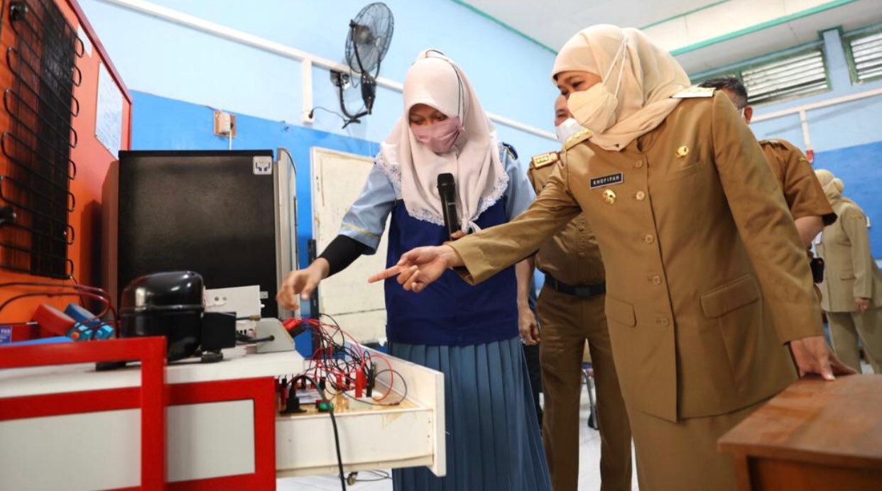 Gubernur Jawa Timur, Khofifah Indar Parawansa, saat meninjau SMKN 7 Surabaya. (Foto: Istimewa)