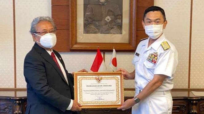 Pemerintah Indonesia melalui Duta Besar Republik Indonesia (Dubes RI) untuk Jepang, Heri Akhmadi, memberikan penghargaan kepada awak latih Angkatan Laut (AL) Jepang JS Kashima 3508, yang diterima oleh Chief of Staff of the Japan Maritime Self Defense Force Admiral, Hiroshi Yamamura di Markas Pasukan Bela Diri AL, Kementerian Pertahanan Jepang di Ichigaya Tokyo, Senin 30 Agustus 2021. (Foto: KBRI Tokyo)