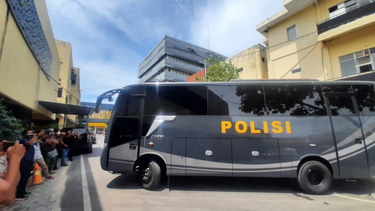 Rombongan Bupati Probolinggo Puput Tantriana Sari dan suaminya Hasan Aminuddin yang terciduk OTT KPK, diangkut bus Polda Jatim ke Bandara Juanda untuk diterbangkan ke Jakarta, Senin 30 Agustus 2021. (Foto: Istimewa)