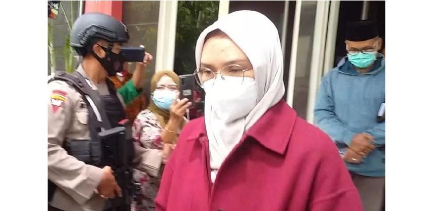 Bupati Probolinggo, Puput Tantriana Sari dan suaminya, Hasan Aminuddin transit di Polda Jatim sebelum terbang ke Jakarta menuju Gedung Merah Putih KPK, Senin 30 Agustus 2021. (Foto: Alief Sambogo/Ngopibareng.id)