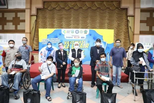 Gubernur Jawa Timur, Khofifah Indar Parawansa usai meninjau vaksinasi untuk disablitas dan ODGJ yang diselenggarakan oleh IKA Unair bersama BK3S (Badan Koordinasi Kesejahteraa Sosial) di Gedung BK3S Jalan Raya Tenggilis Timur, Surabaya, Minggu 29 Agustus 2021. (Foto: istimewa)