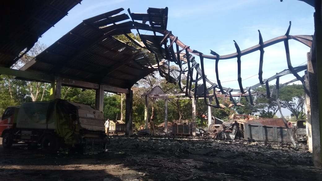 TPA Sampah Kota Probolinggo pasca kebakaran, Minggu malam menyisakan lima truk sampah yang hanggus. (Foto: Ikhsan Mahmudi/Ngopibareng.id)