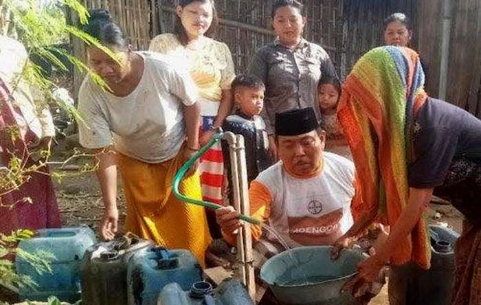 Kemarau panjang memaksa warga dua dusun di Situbondo terpaksa membeli air bersih, sembali menunggu bantuan dropping air bersih dari pemkab. (foto: istimewa)