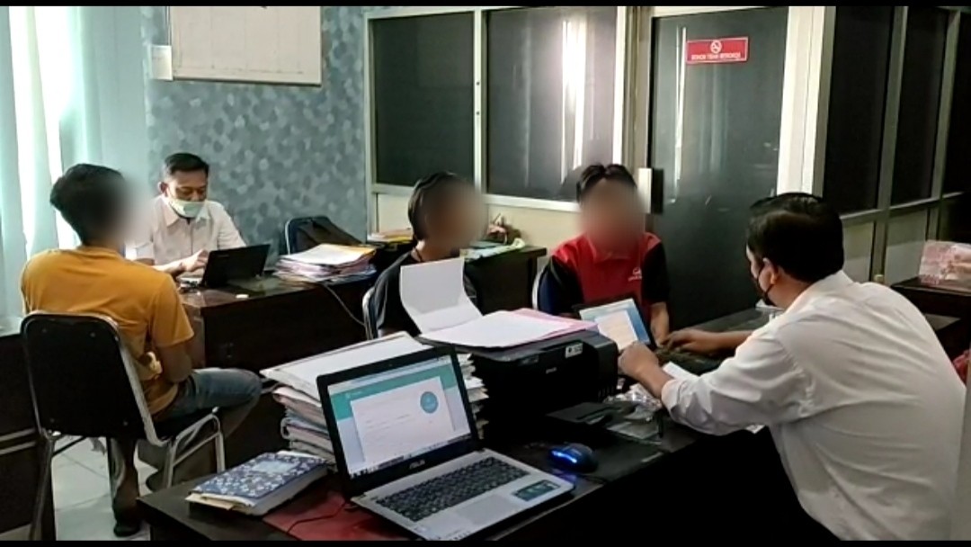 Tiga orang terduga pelaku pengeroyokan di aksi tawuran Waduk Long Storage Mojokerto, Jawa Timur. (Foto: Deni Lukmantara/Ngopibareng.id)