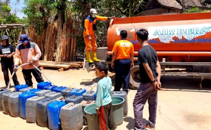 BPBD Situbondo mulai mendistribusikan air bersih ke dusun-dusun terdampak kekeringan saat kemarau panjang beberapa pekan terakhir. (foto: istimewa)