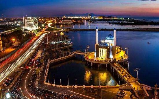 Masjid Al-Fatih al-Anshar yang indah dalam panorama jauh. (Foto: Istimewa)