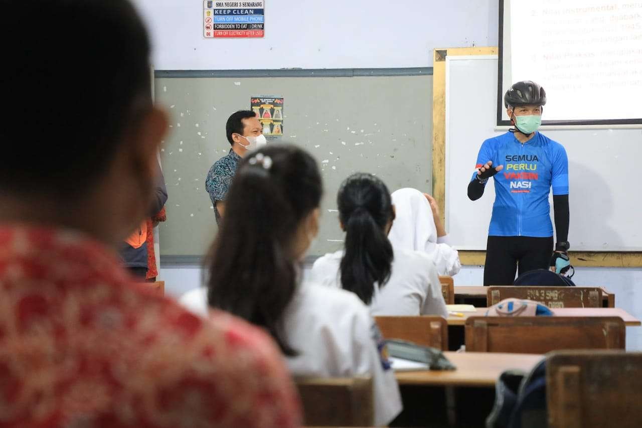 Gubernur Jawa Tengah, Ganjar Pranowo saat melakukan sidak ke salah satu SMA di Semarang yang sudah menggelar PTM. (Foto: Istimewa)