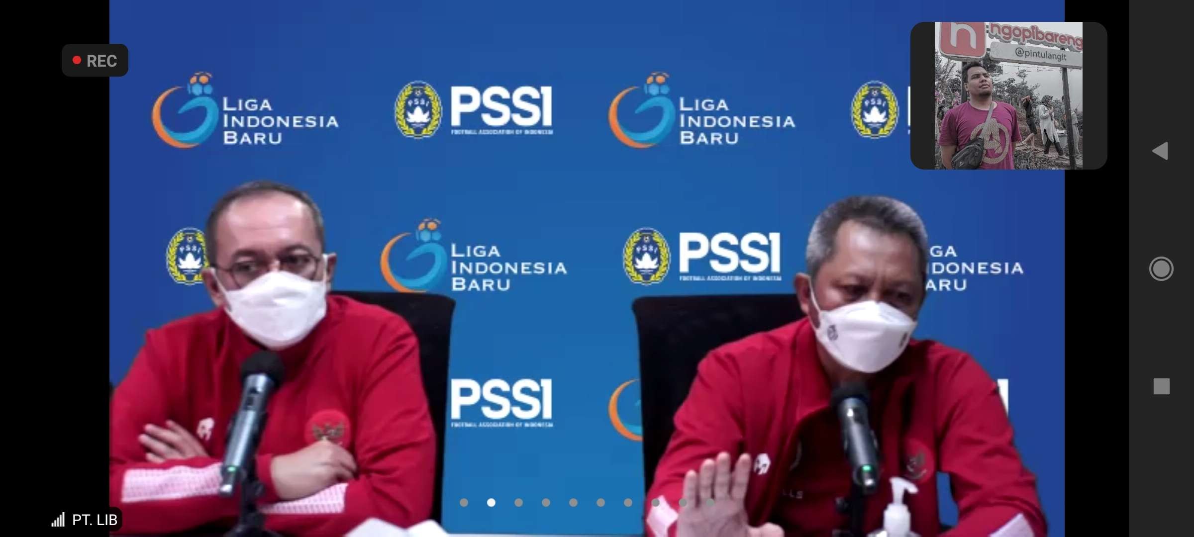 Dirut PT LIB Akhmad Hadian Lukita bersama Direktur Operasional PT LIB Sudjarno ketika menjelaskan terkait hasil manager meeting Liga 1 2021/2022 secara daring, Selasa 31 Agustus 2021. (Foto: Tangkapan Layar)