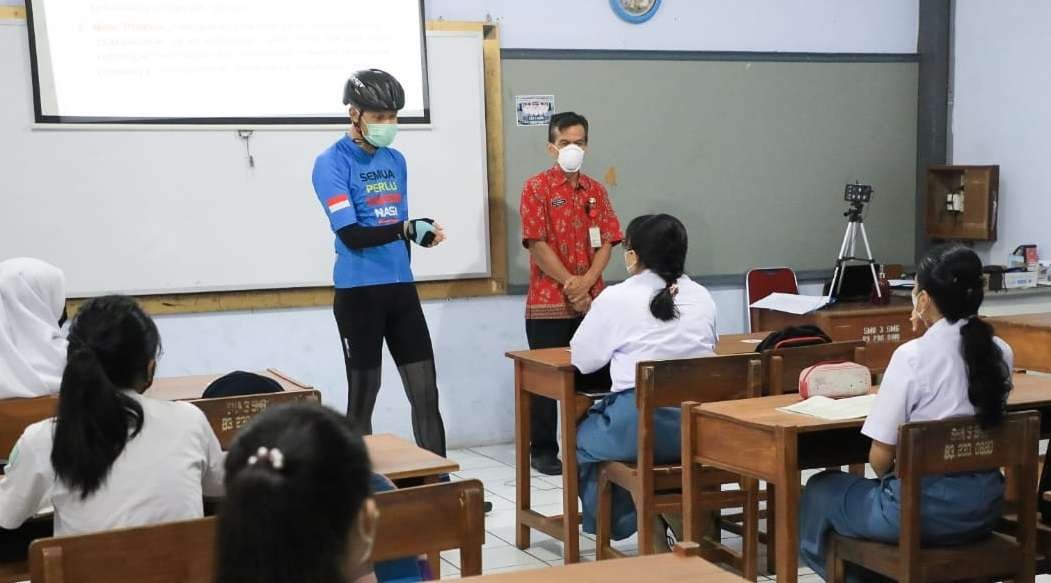 Gubenur Ganjar Pranowo saat melakukan sidak di salah satu sekolah SMA di Kota Semarang. (Foto: Istimewa)