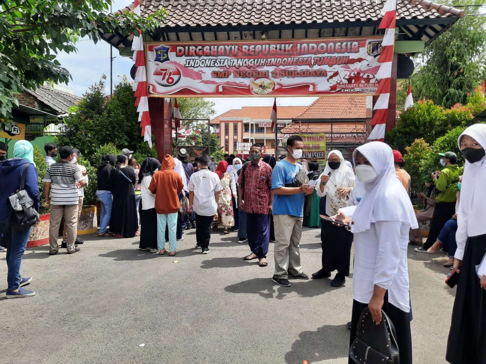 Vaksinasi untuk siswa yang dilakukan di SMPN 2 Surabaya sebelum PTM digelar. (Foto: Pita Sari/Ngopibareng.id)