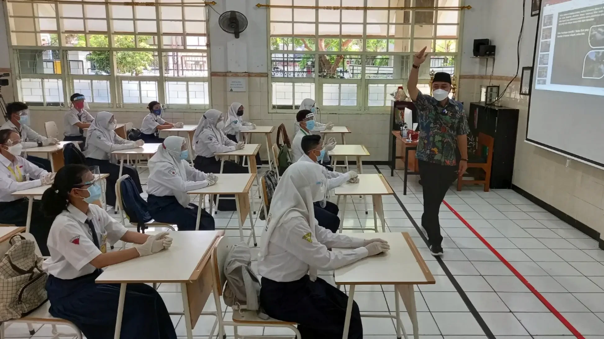 Walikota Surabaya, Eri Cahyadi saat meninjau langsung simulasi PTM di SMPN 1 Surabaya beberapa waktu lalu. (Foto: Fariz Yarbo/Ngopibareng.id)