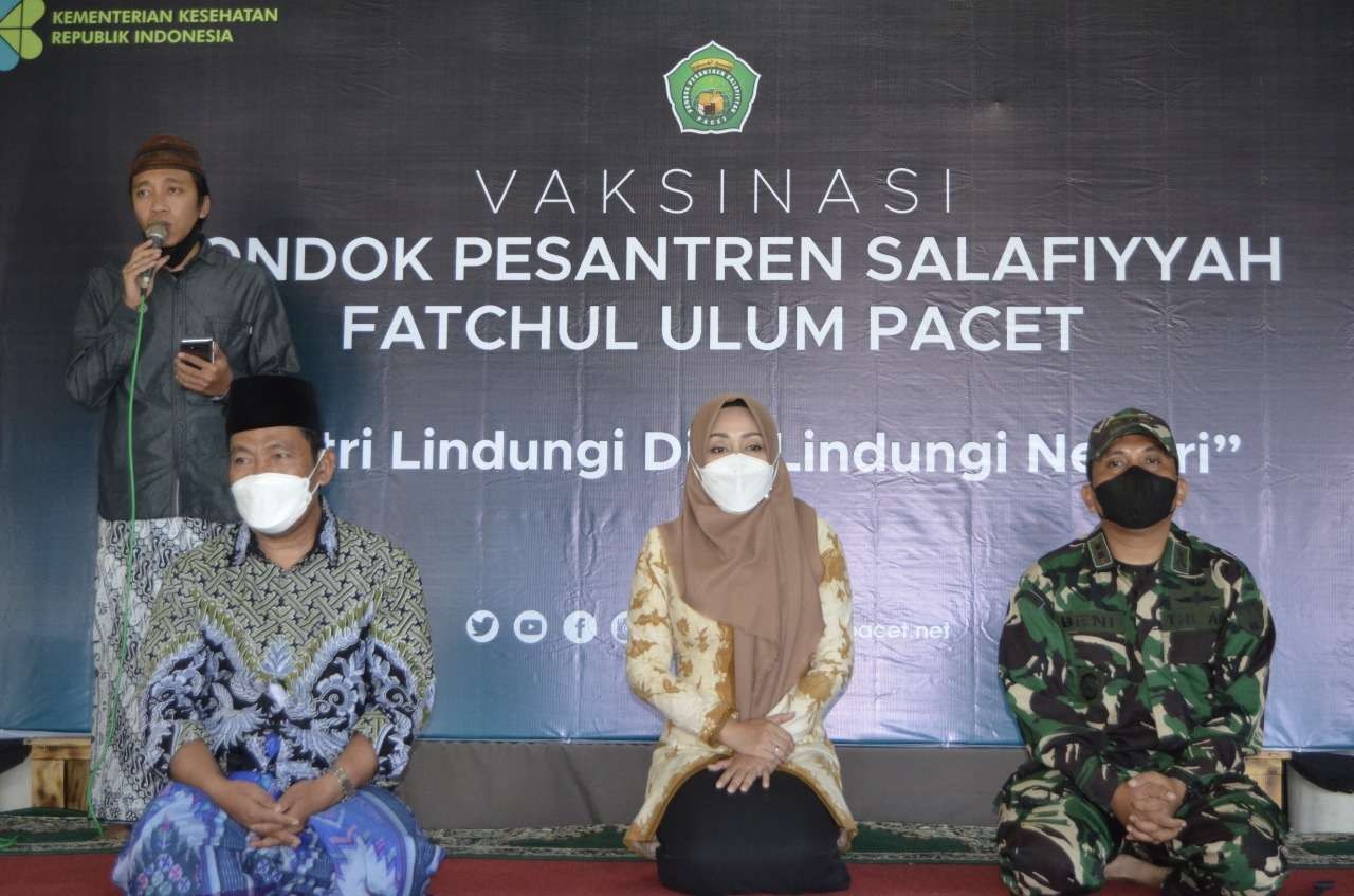 Vaksinasi di Ponpes Salafiyah Fatchul Ulum Pacet Mojokerto, asuhan KH. A. Muslich Abbas SH, dihadiri Bupati Mojokerto Ikfina Fahmawati dan Komandan Kodim 0815 Letkol Infantri Beny Asman, SH. MH, Selasa 31 Agustus 2021. (Foto: Barok for Ngopibareng.Id)