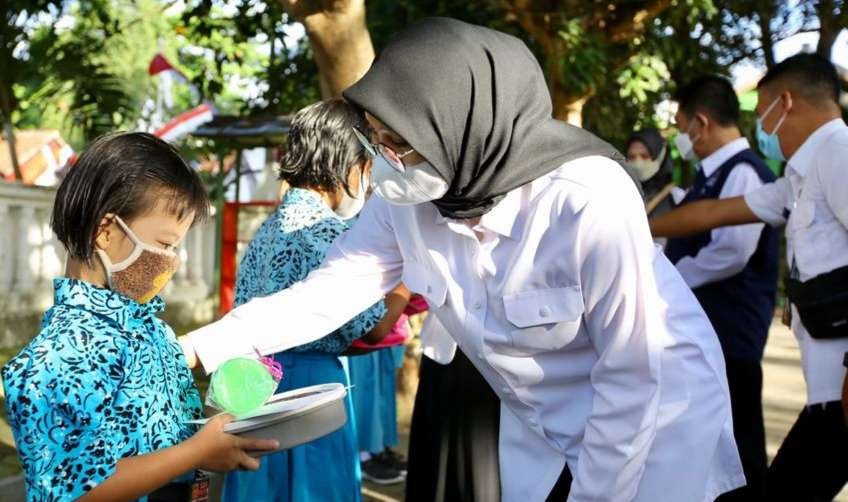 Bupati Banyuwangi Ipuk Fiestiandani menyapa salah seorang murid SDN 1 Kebalenan. (Foto: Istimewa)