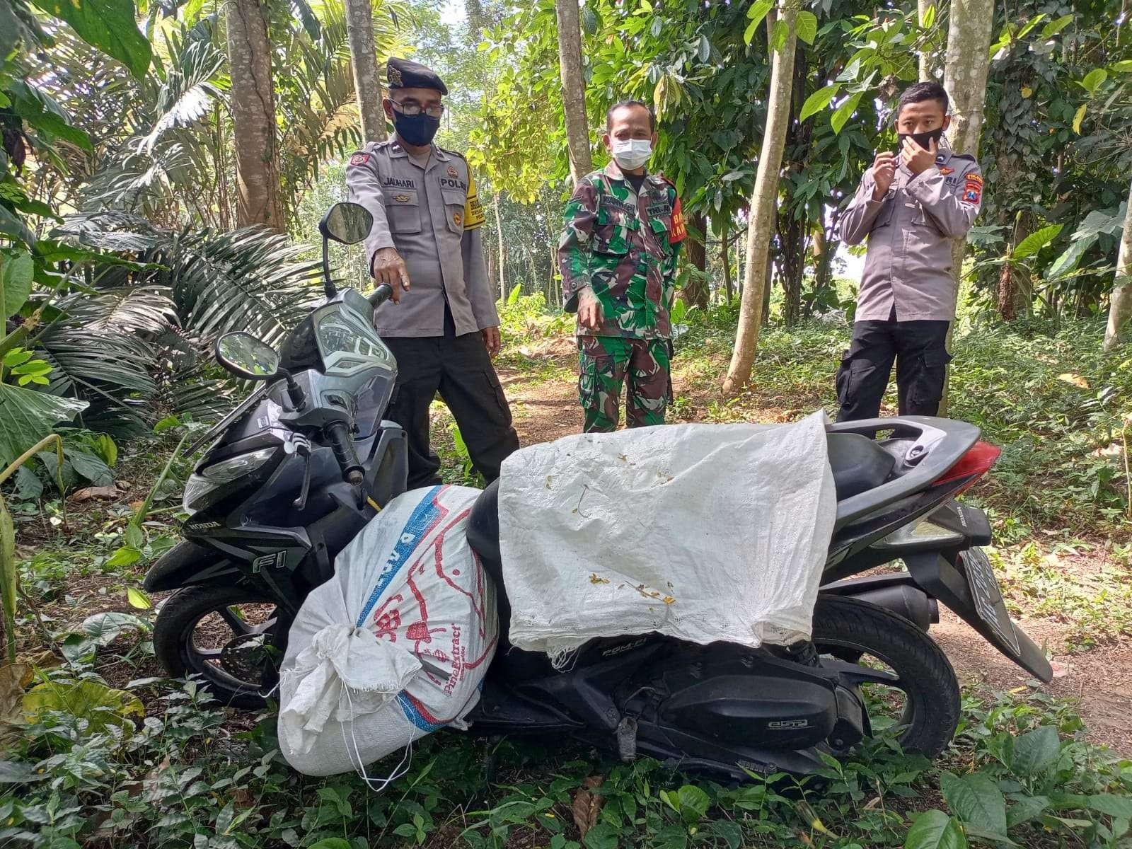 Penemuan mayat perempuan di dalam karung yang diletakkan di dudukan kaki motor. (Foto: istimewa)