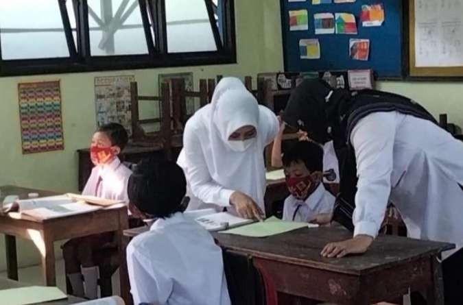 Bupati Mojokerto saat meninjau PTM di SDN 1 Banjaragung. (Foto: Deni Lukmantara/Ngopibareng.id)