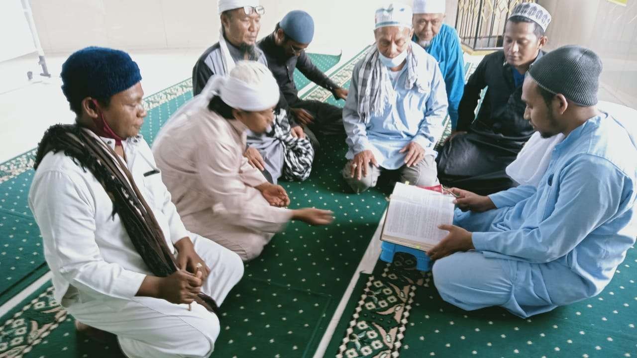 Majelis Tabligh Papua di waktu senggang  berdiskusi tentang keimanan. (Foto: Asmanu Sudarso/ngopibareng.id)