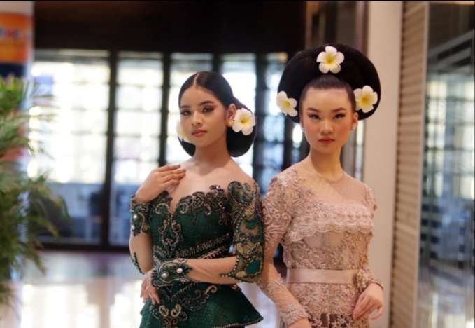 Busana kebaya koleksi desainer Elok Re Napio mengusung warna soft. (Foto: Istimewa)